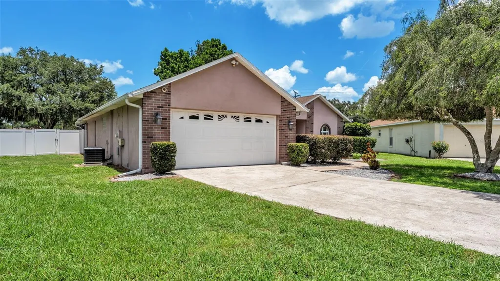 2219 Towering Oaks Circle Seffner FL 33584