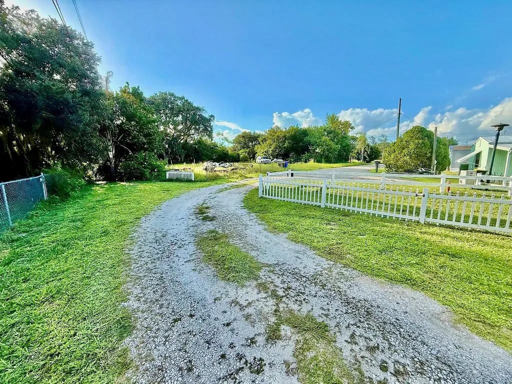 16 W Palm Circle Lake Placid FL 33852