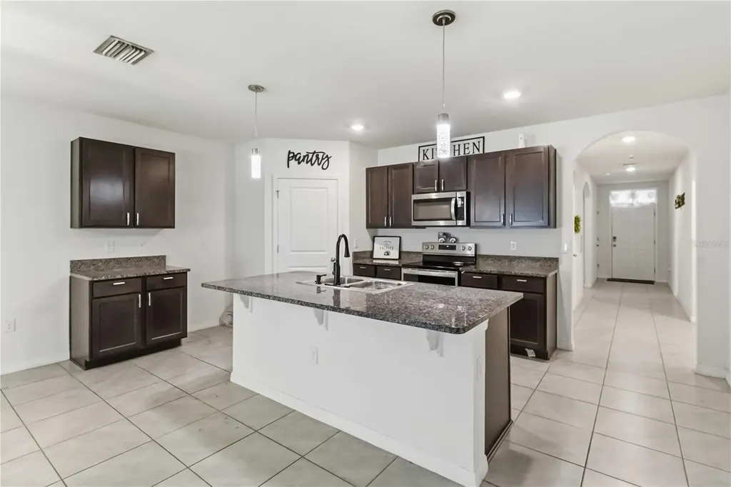 1702 Johnson Pointe Drive Plant City FL 33566