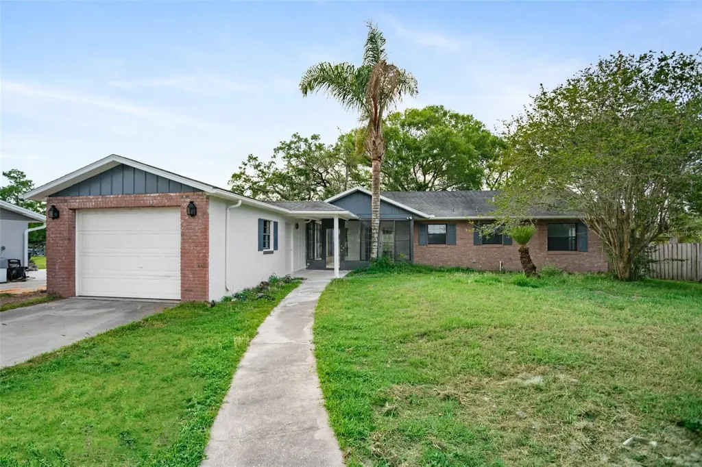 28046 Lois Drive Tavares FL 32778