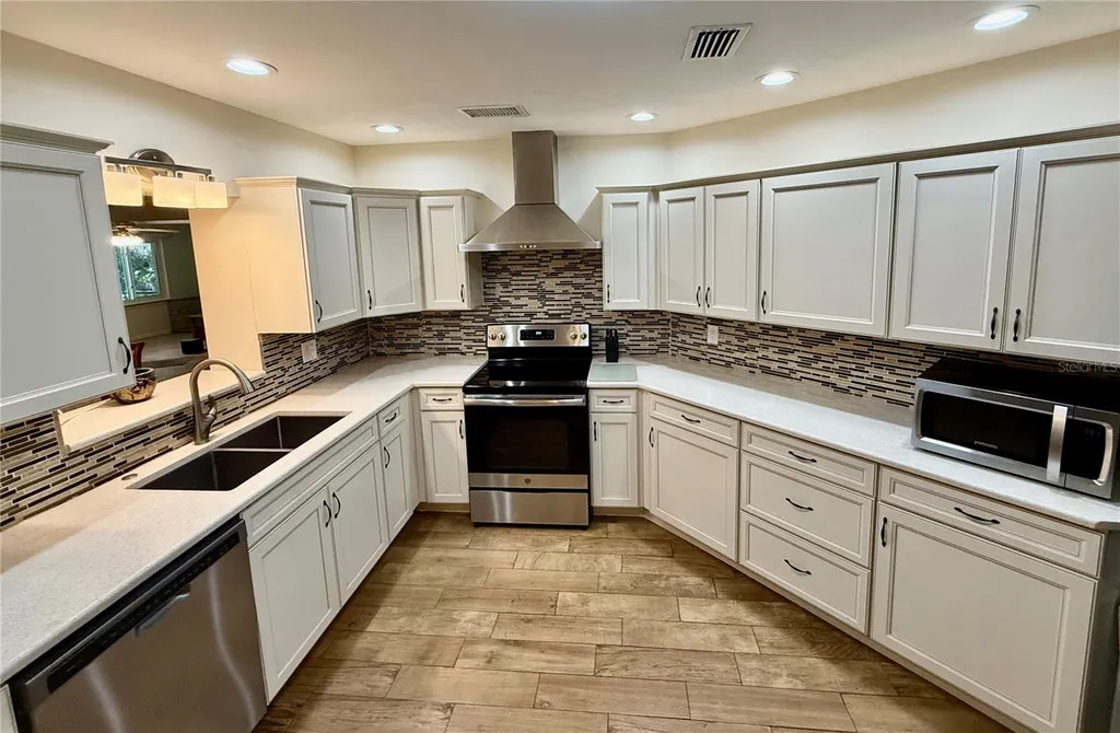 918 Bay Breeze Terrace Largo FL 33770