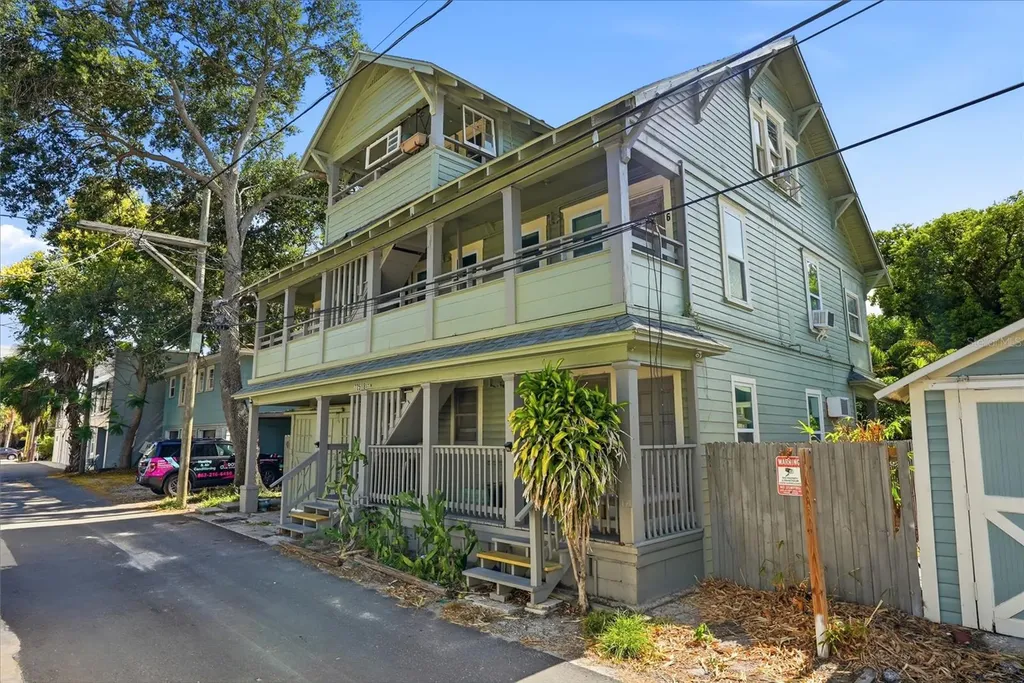 725 8th Street N St Petersburg FL 33701
