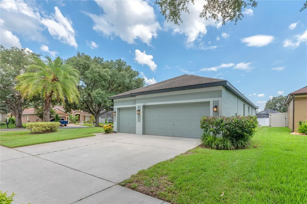 2219 Longmore Circle Valrico FL 33596