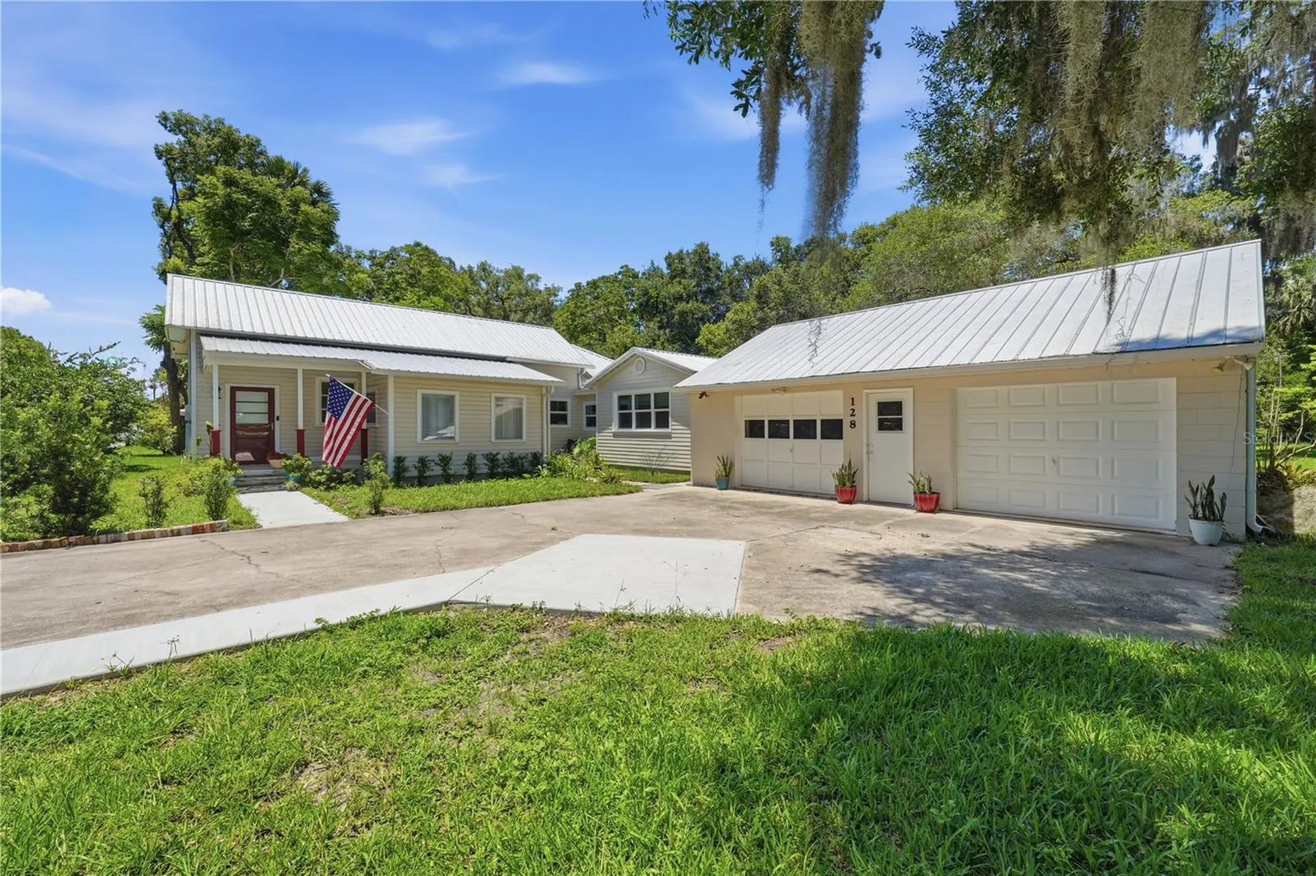 128 N Lakeview Drive Lake Helen FL 32744