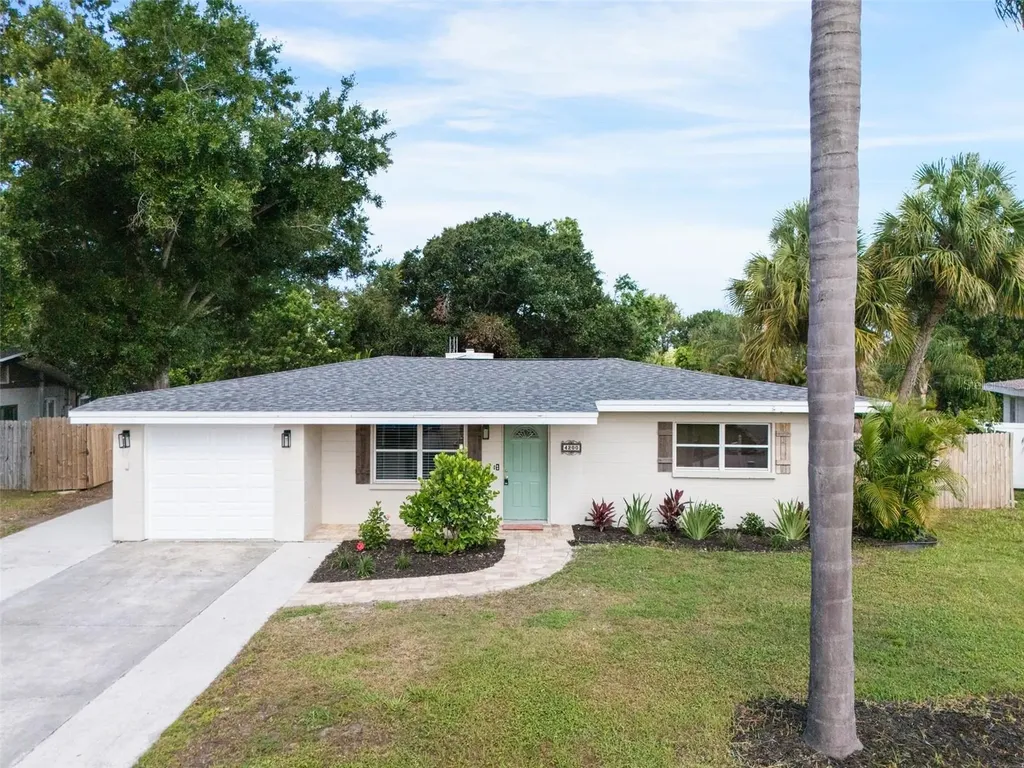 4200 Des Plaines Drive Sarasota FL 34233