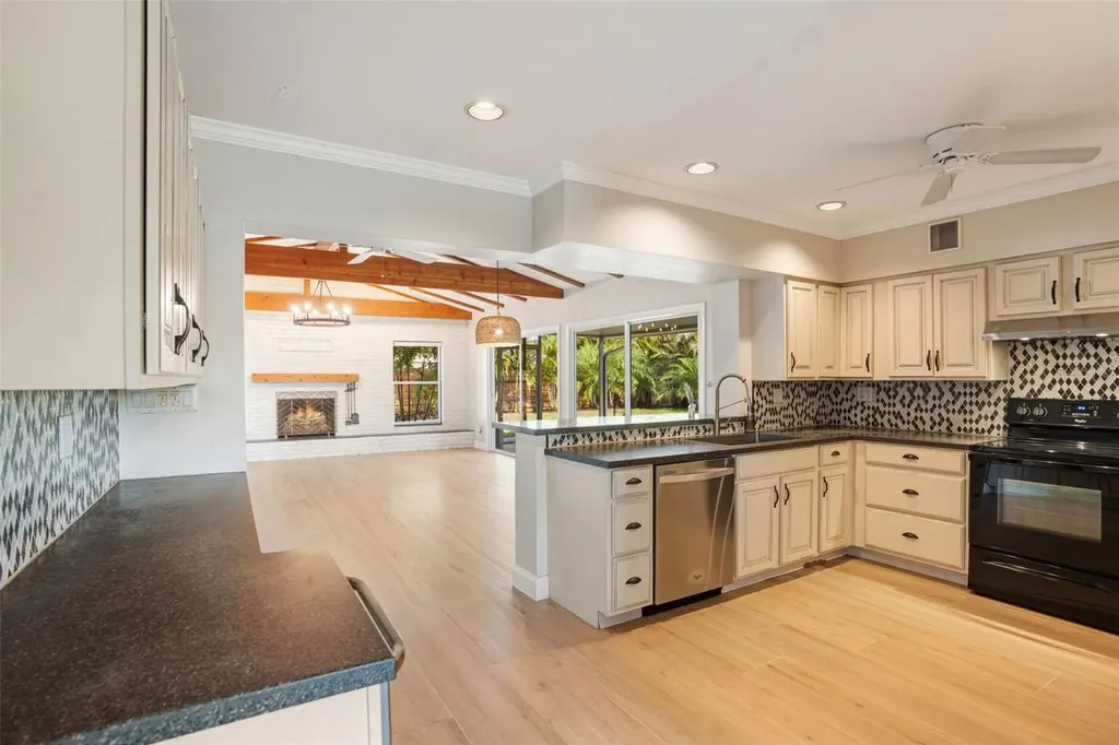 4200 Des Plaines Drive Sarasota FL 34233