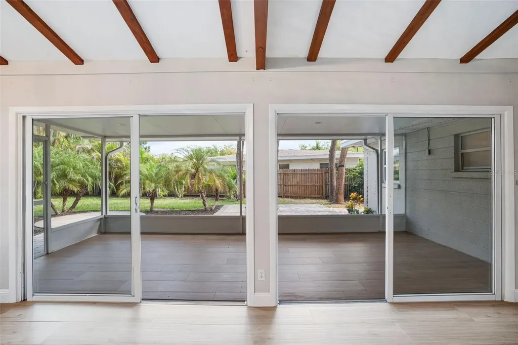 4200 Des Plaines Drive Sarasota FL 34233