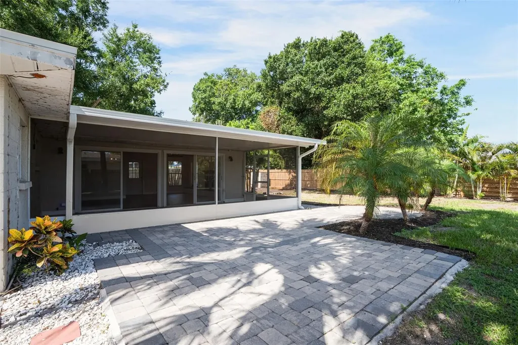 4200 Des Plaines Drive Sarasota FL 34233
