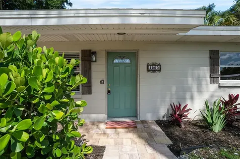 4200 Des Plaines Drive Sarasota FL 34233