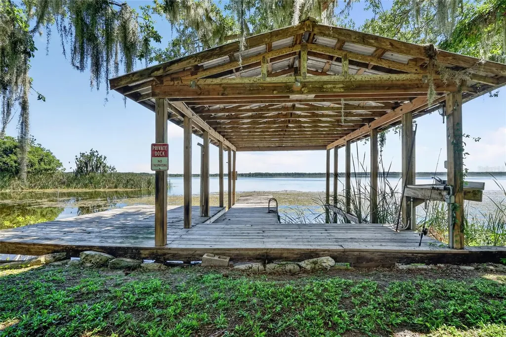 4136 Cr 400 Lake Panasoffkee FL 33538