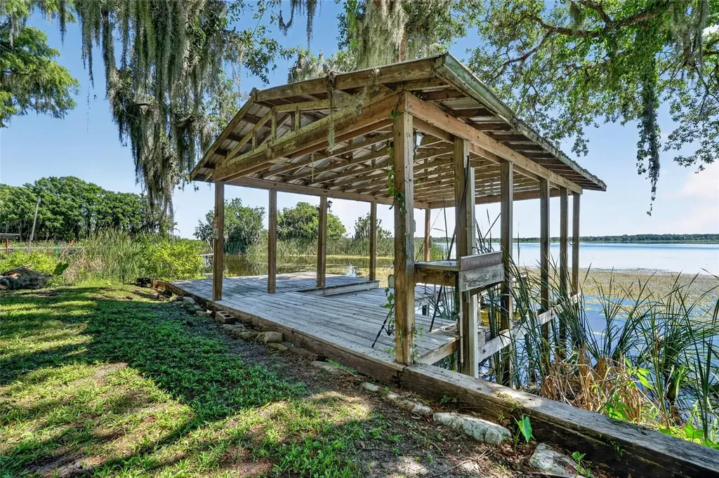 4136 Cr 400 Lake Panasoffkee FL 33538