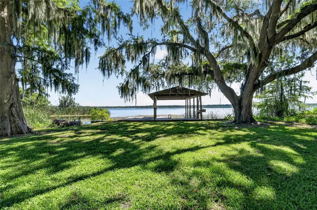 4136 Cr 400 Lake Panasoffkee FL 33538