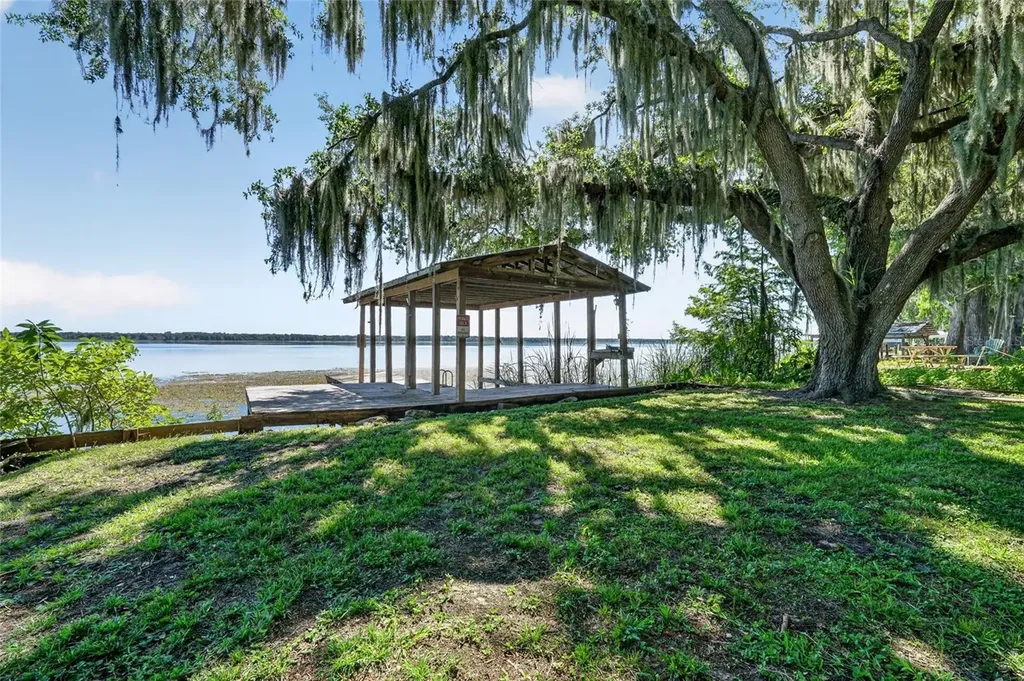 4136 Cr 400 Lake Panasoffkee FL 33538