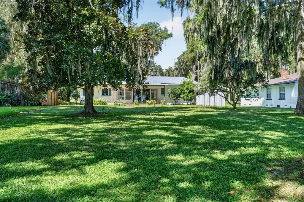 4136 Cr 400 Lake Panasoffkee FL 33538