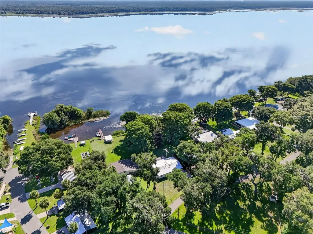 4136 Cr 400 Lake Panasoffkee FL 33538