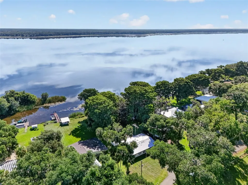 4136 Cr 400 Lake Panasoffkee FL 33538