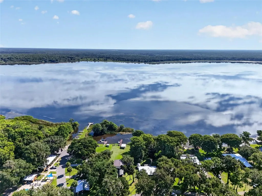 4136 Cr 400 Lake Panasoffkee FL 33538