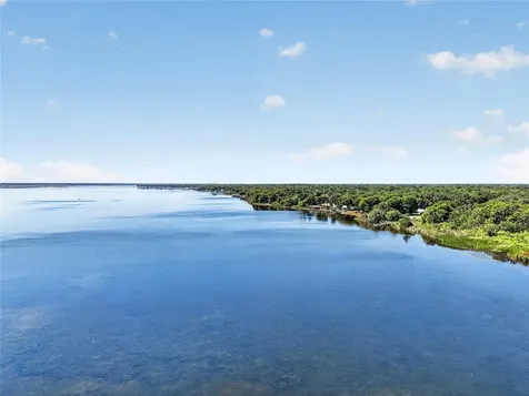 4136 Cr 400 Lake Panasoffkee FL 33538