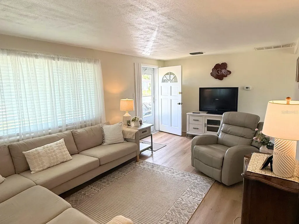 4901 Picture Avenue Holiday FL 34690