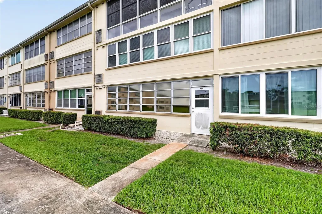 951 79th Avenue N St Petersburg FL 33702