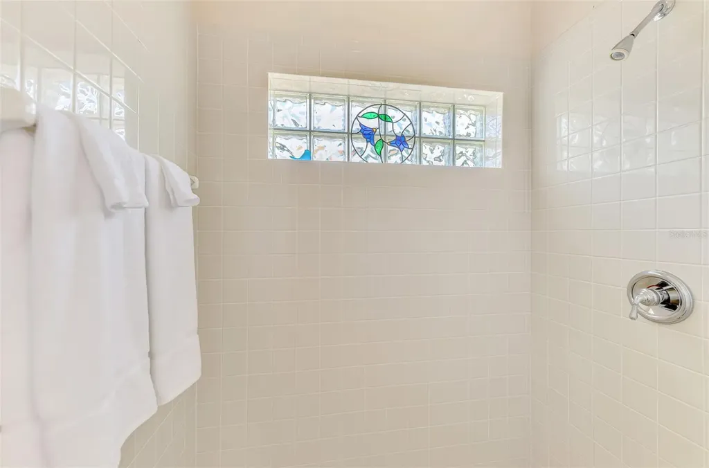 5253 Avenida Del Mare Sarasota FL 34242