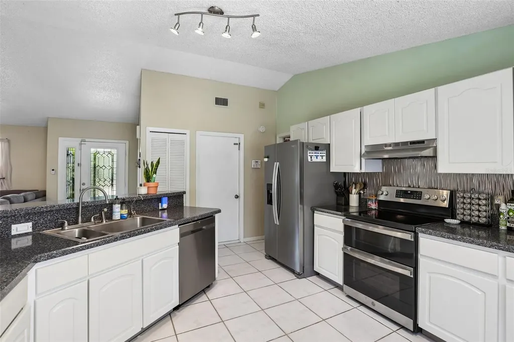 6805 Longpointe Way Tampa FL 33615