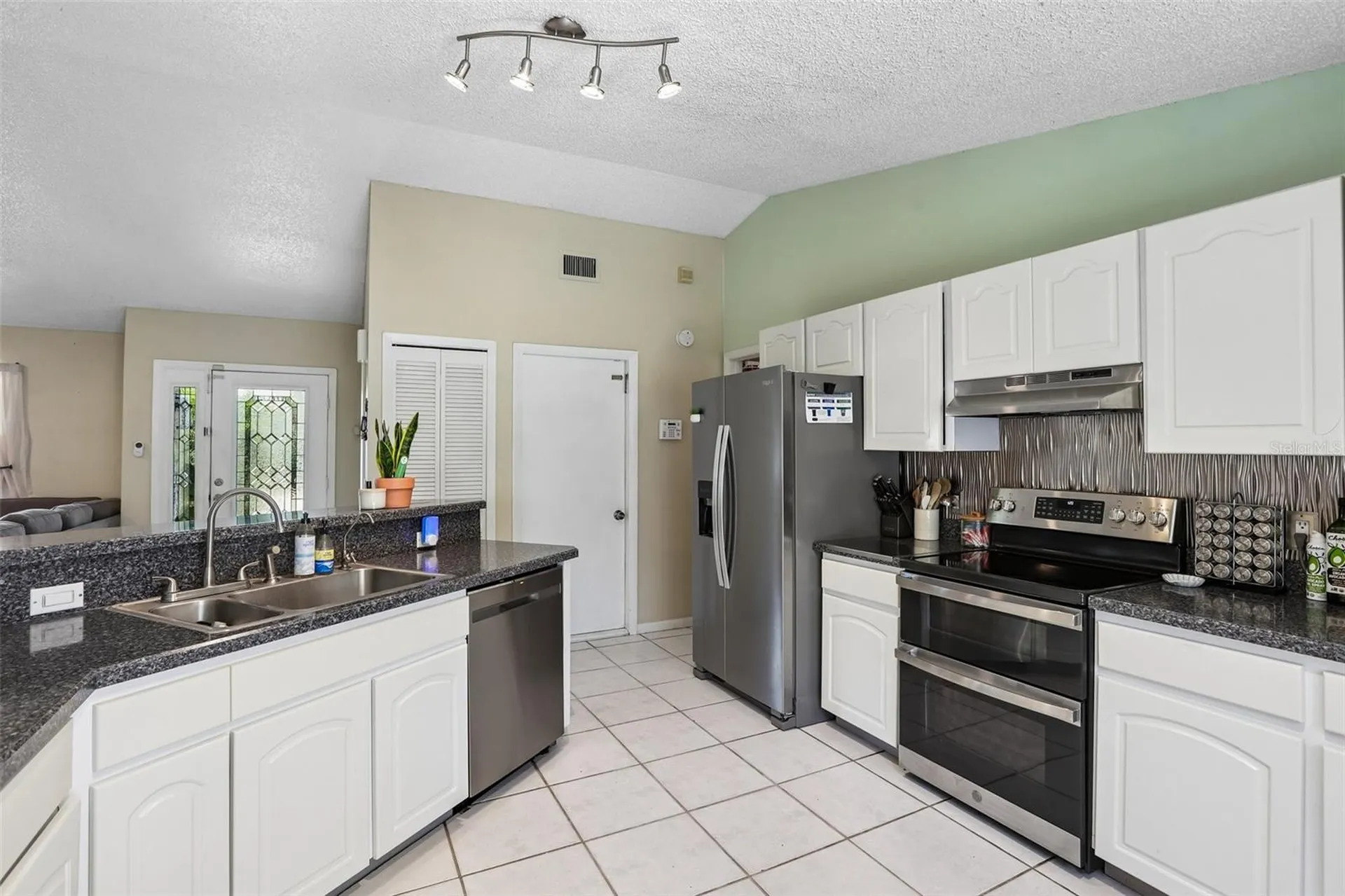 6805 Longpointe Way Tampa FL 33615