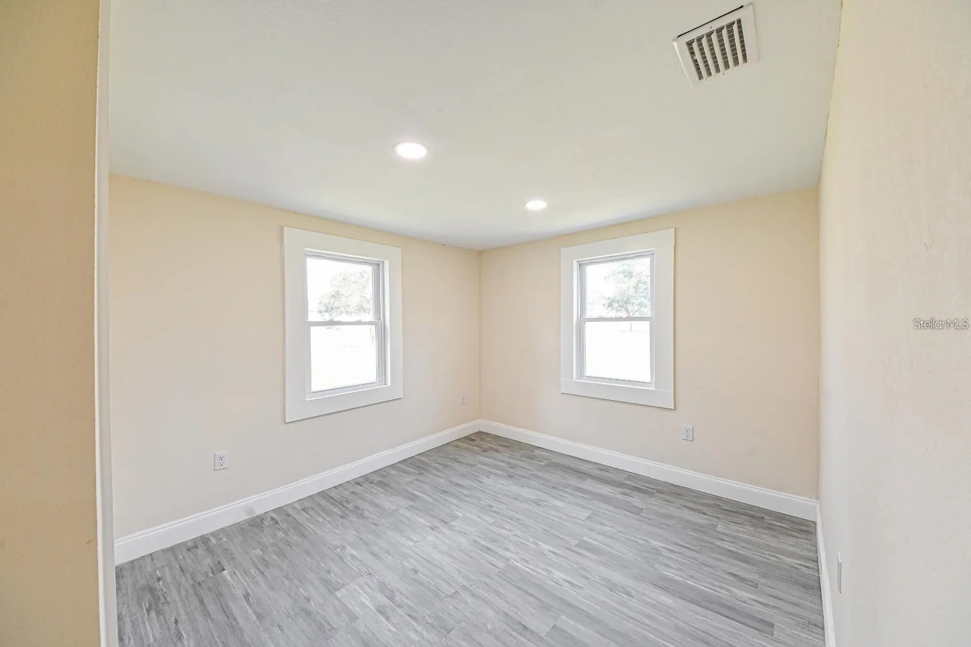5620 1st Street Zephyrhills FL 33542