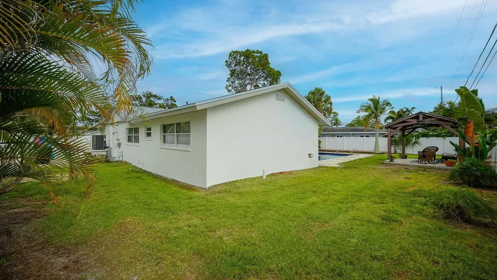 5218 Venetian Boulevard NE St Petersburg FL 33703