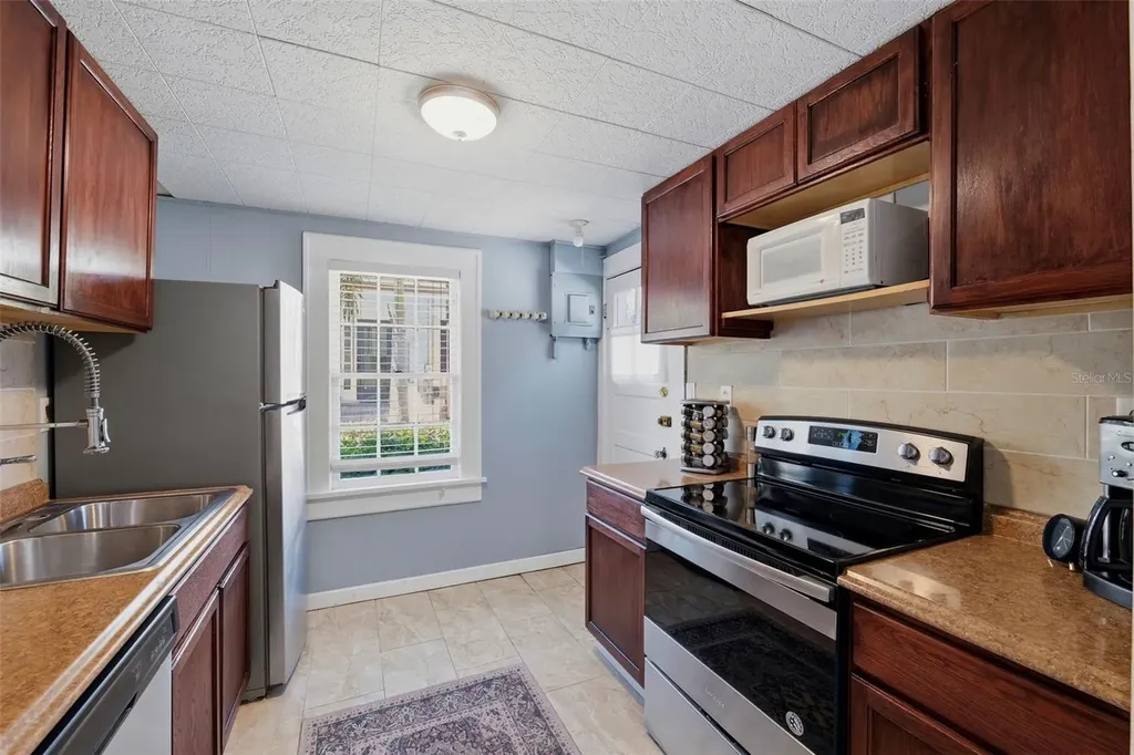 871 17th Avenue N St Petersburg FL 33704