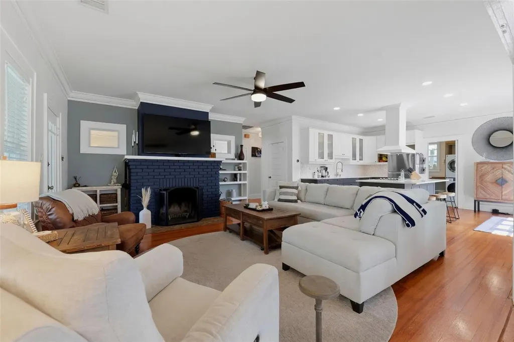 871 17th Avenue N St Petersburg FL 33704