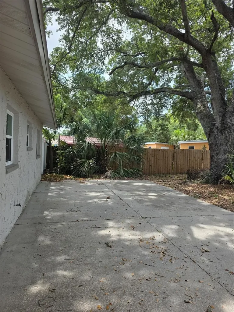 3074 Pine Tree Avenue Largo FL 33771