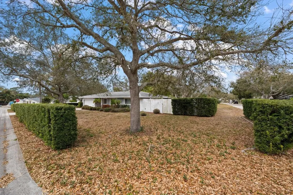 230 Garden Circle Belleair FL 33756