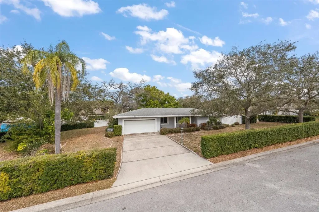 230 Garden Circle Belleair FL 33756