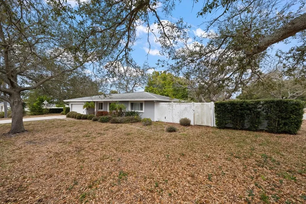 230 Garden Circle Belleair FL 33756