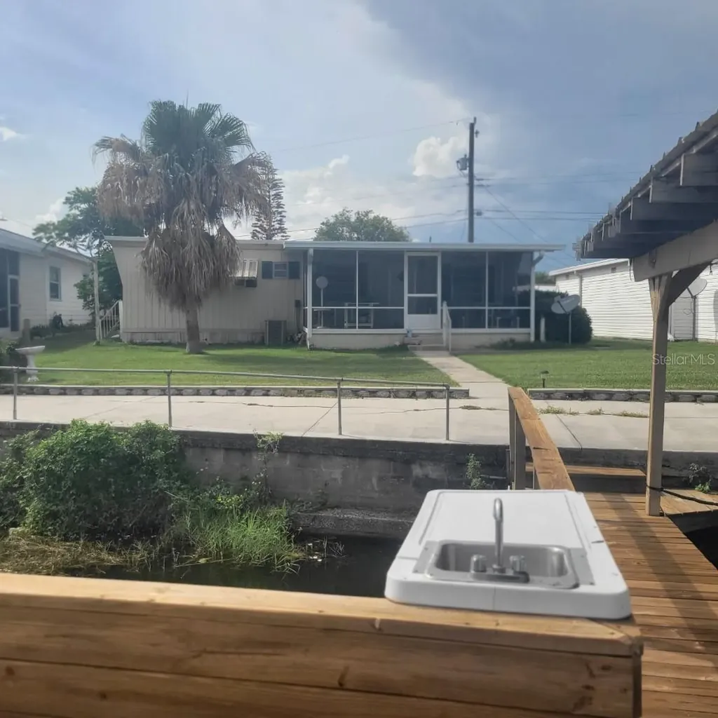 1403 Lakeview Drive Tavares FL 32778