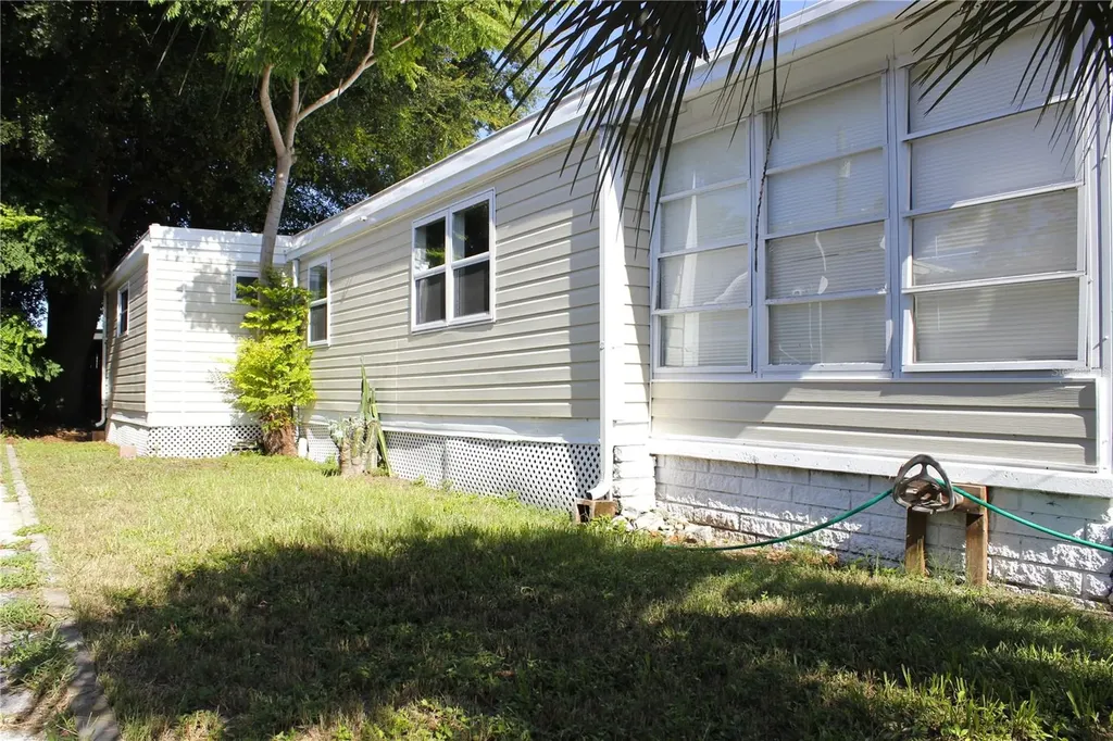 1845 Dixie Lane Holiday FL 34690