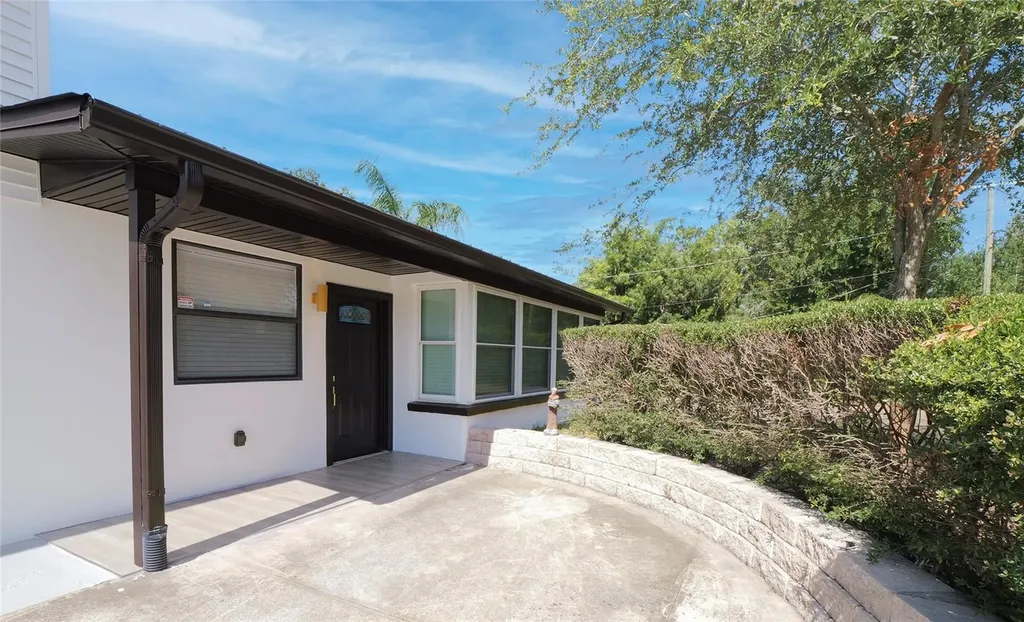 1736 W Country Club Tampa FL 33612