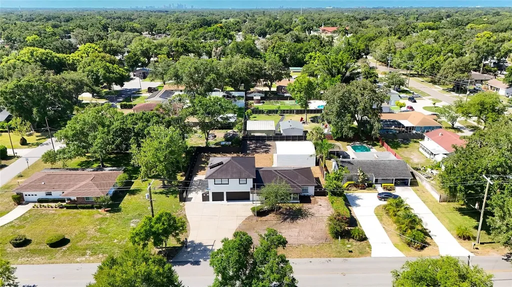 1736 W Country Club Tampa FL 33612