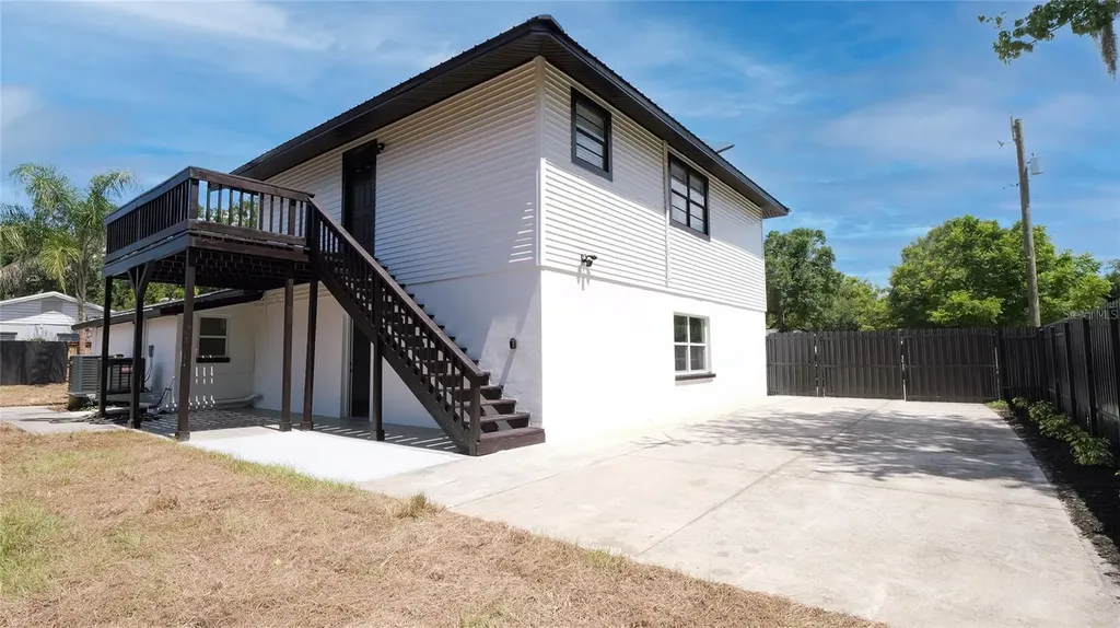 1736 W Country Club Tampa FL 33612