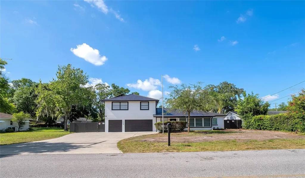1736 W Country Club Tampa FL 33612