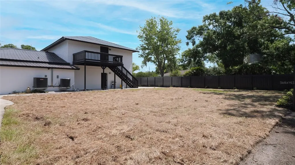 1736 W Country Club Tampa FL 33612