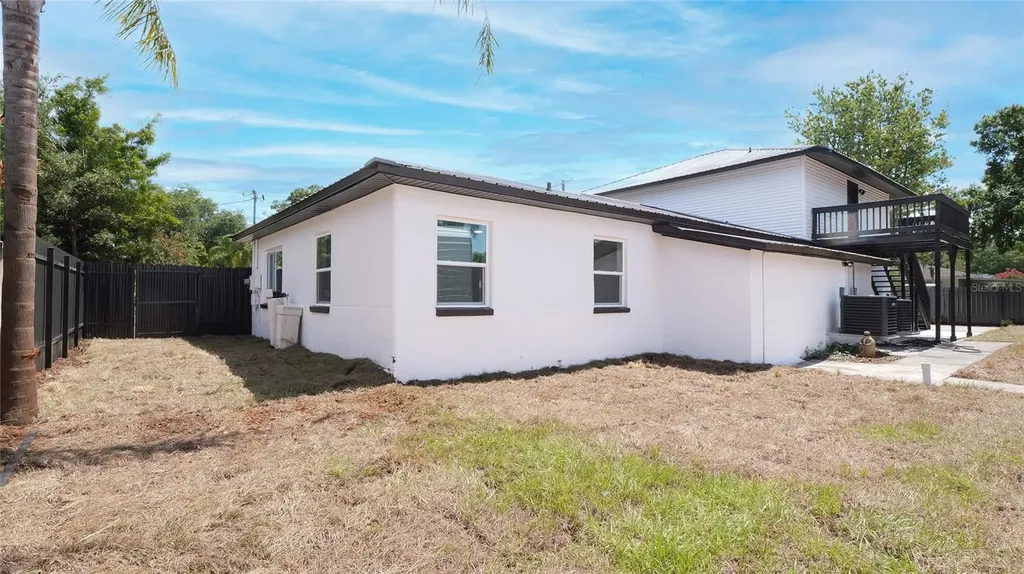 1736 W Country Club Tampa FL 33612