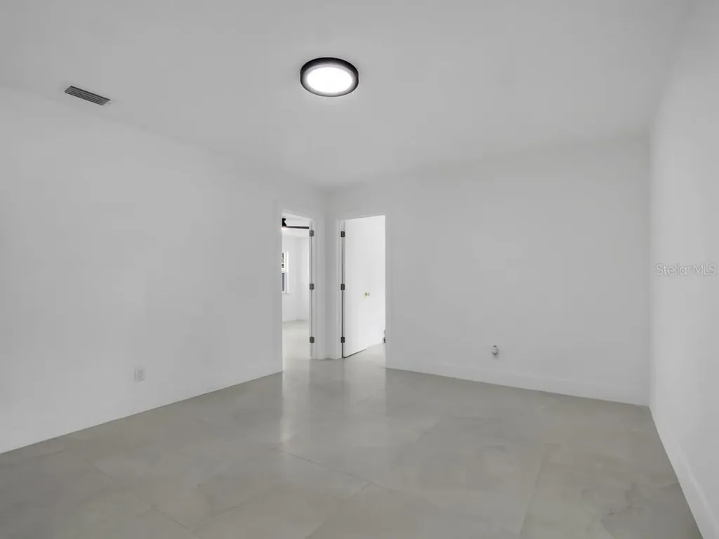 1736 W Country Club Tampa FL 33612
