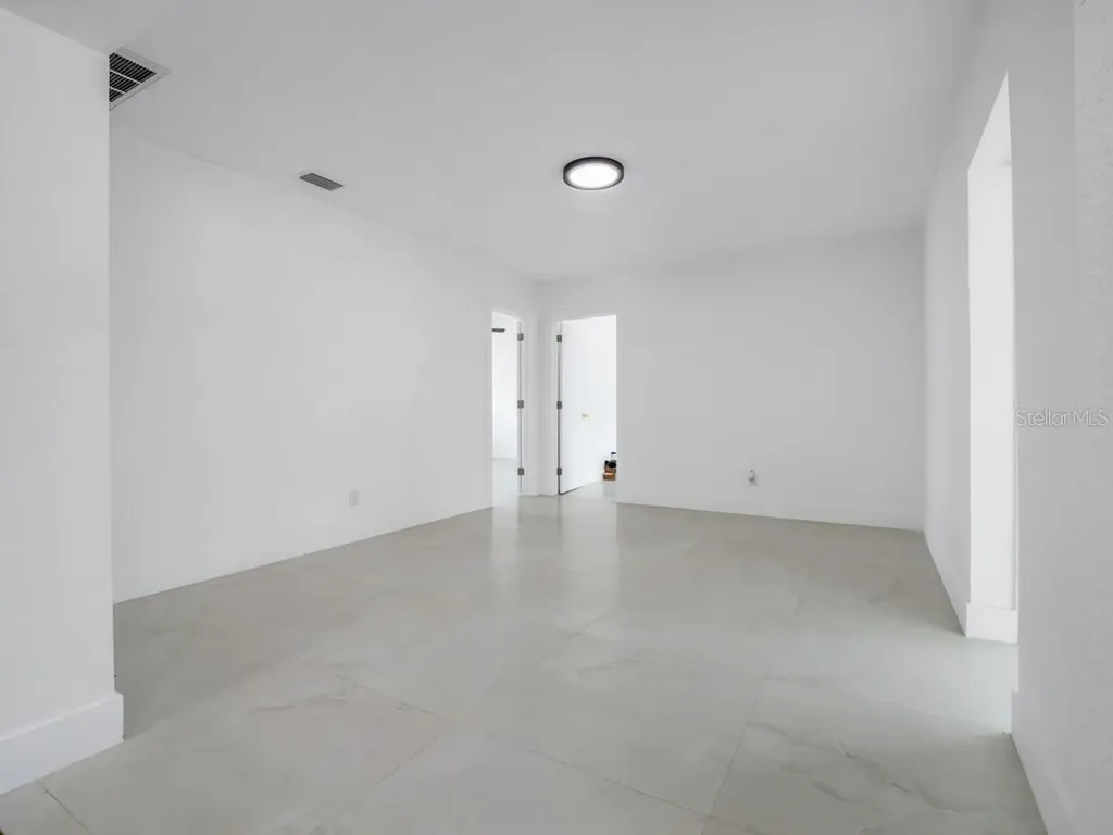 1736 W Country Club Tampa FL 33612
