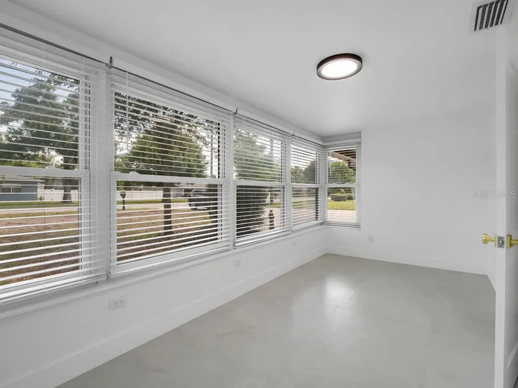 1736 W Country Club Tampa FL 33612