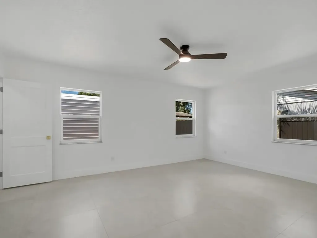 1736 W Country Club Tampa FL 33612