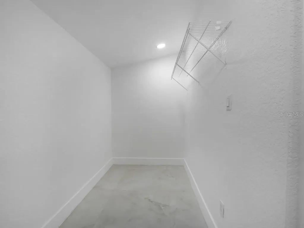 1736 W Country Club Tampa FL 33612