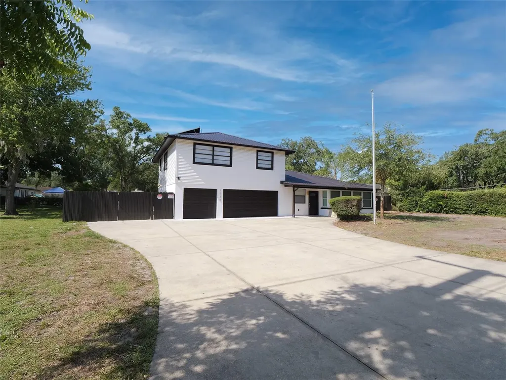 1736 W Country Club Tampa FL 33612