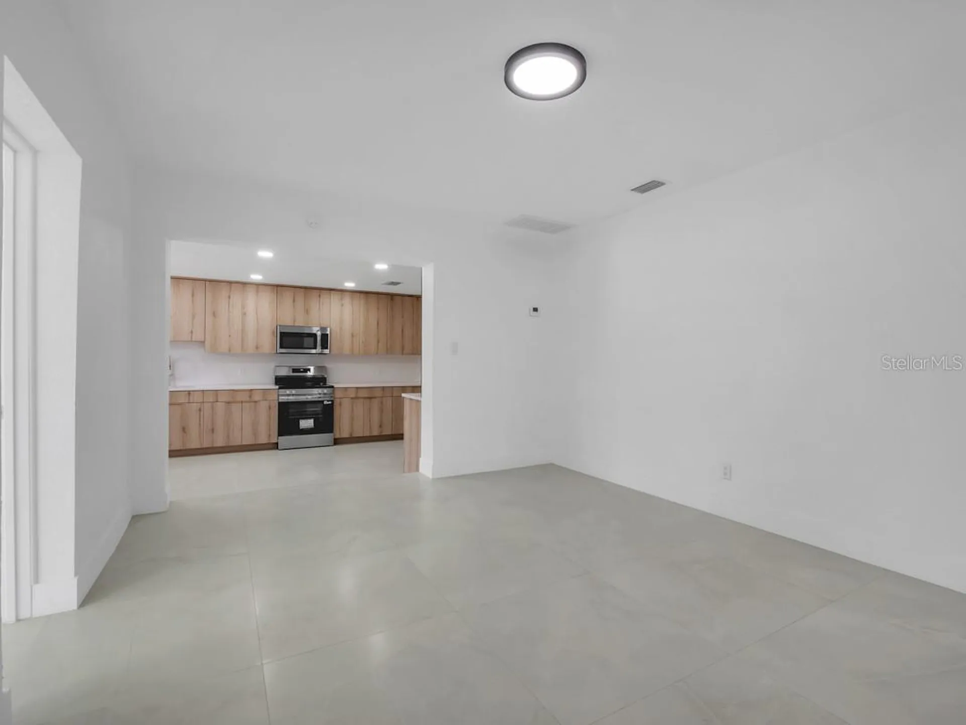 1736 W Country Club Tampa FL 33612